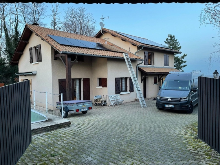 Installation de Panneaux Solaires près de Bourgoin-Jallieu par Dizay Energy : Solution Renouvelable de 9 kWc, Villefranche-sur-Saône, DIZAY ENERGY