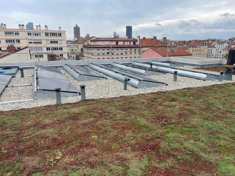 Installation de 10.5 kWc de Panneaux Solaires sur Toit Terrasse à Proximité à Lyon par Dizay Energy : Réduisez Vos Coûts Énergétiques avec une Solution Durable, Villefranche-sur-Saône, DIZAY ENERGY