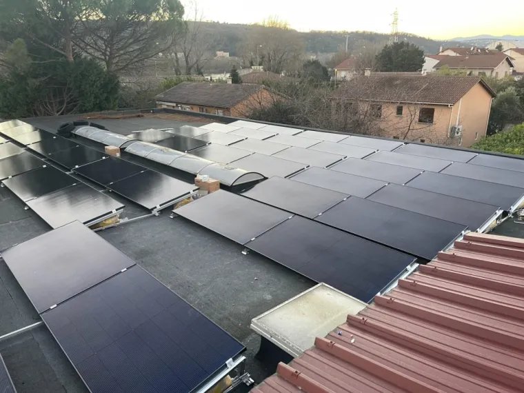 Installation de 23 kWc de Panneaux Solaires sur Toit Terrasse à Proximité de Vienne par Dizay Energy : Réduisez Vos Coûts Énergétiques avec une Solution Durable, Villefranche-sur-Saône, DIZAY ENERGY