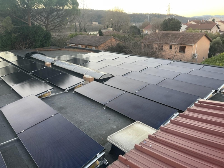 Installation de 23 kWc de Panneaux Solaires sur Toit Terrasse à Proximité de Vienne par Dizay Energy : Réduisez Vos Coûts Énergétiques avec une Solution Durable, Villefranche-sur-Saône, DIZAY ENERGY