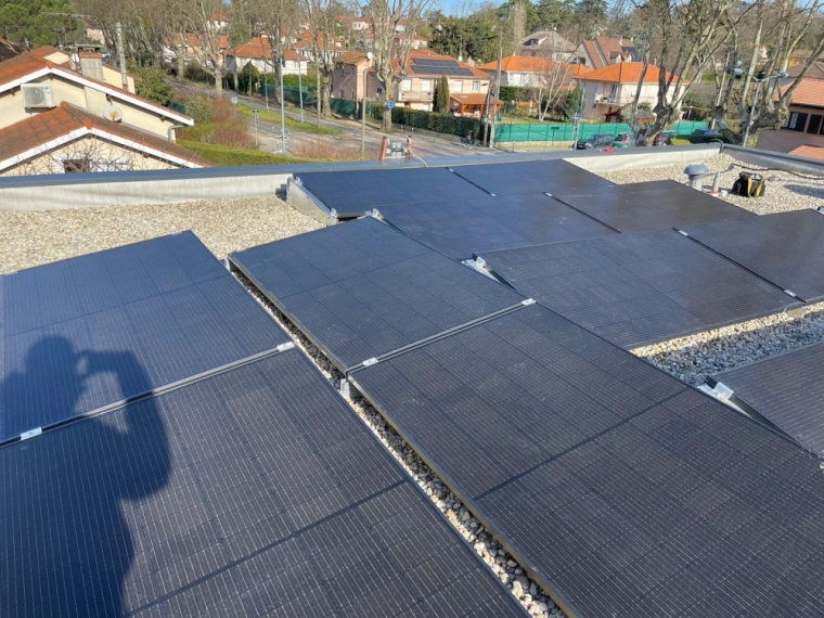 Installation de Panneaux Solaires sur Toit Terrasse près de Lyon par Dizay Energy : Solution Renouvelable de 6 kWc, Villefranche-sur-Saône, DIZAY ENERGY